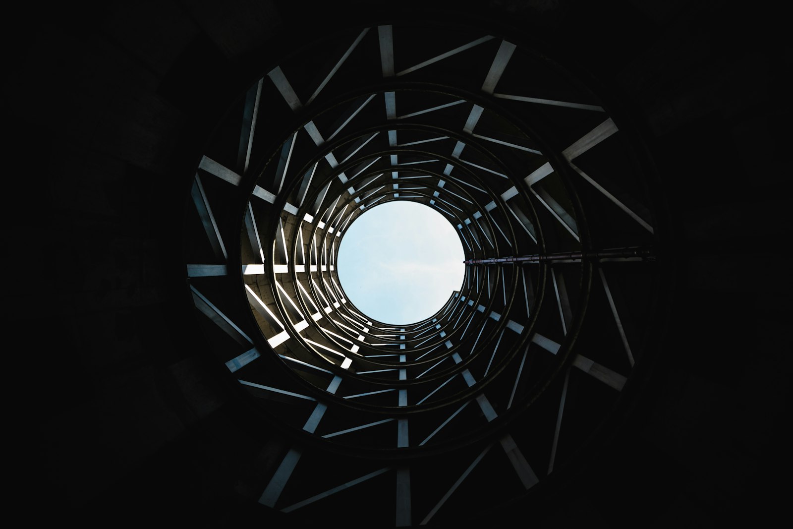 Structure architecturale en spirale vue depuis le sol, ouverte sur le ciel