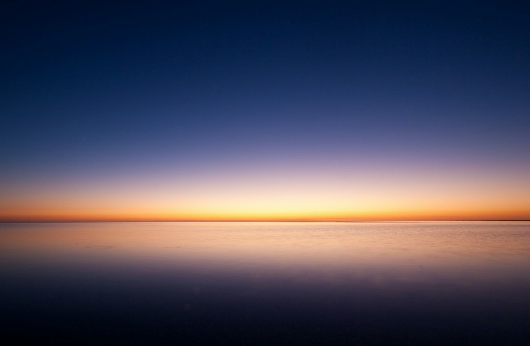La trajectoire : horizon au crépuscule, du bleu nuit à l'or
