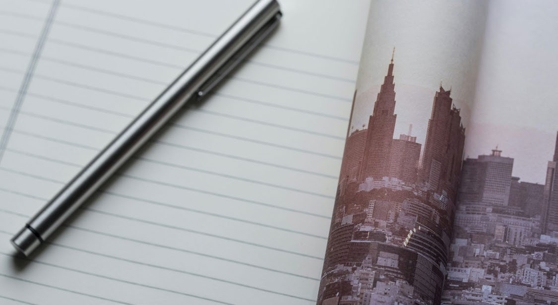 Stylo plume posé sur un document, précision et méthode