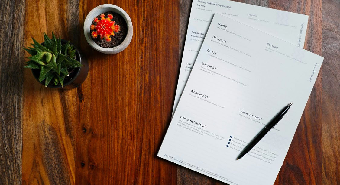 Documents sobres et stylo sur un bureau en bois, lumière naturelle