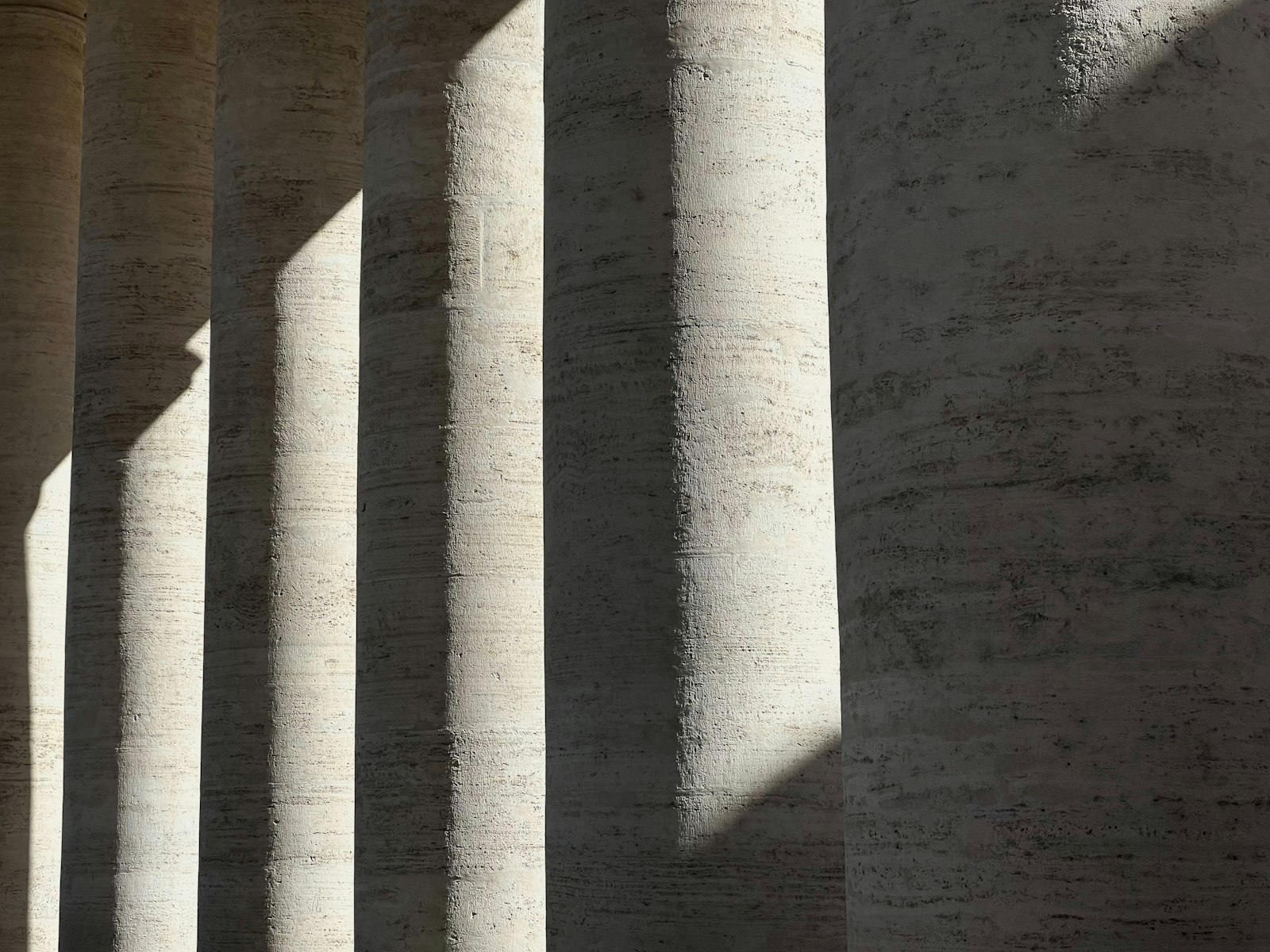 Colonnade en pierre aux ombres franches, rigueur architecturale