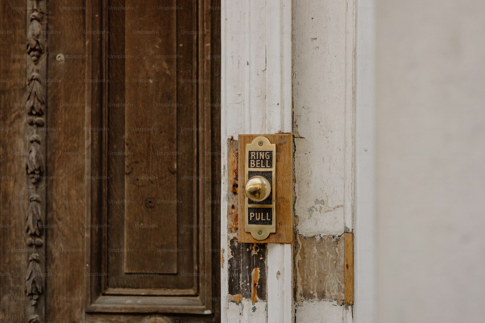 Porte ancienne en bois, poignée et sonnette en laiton