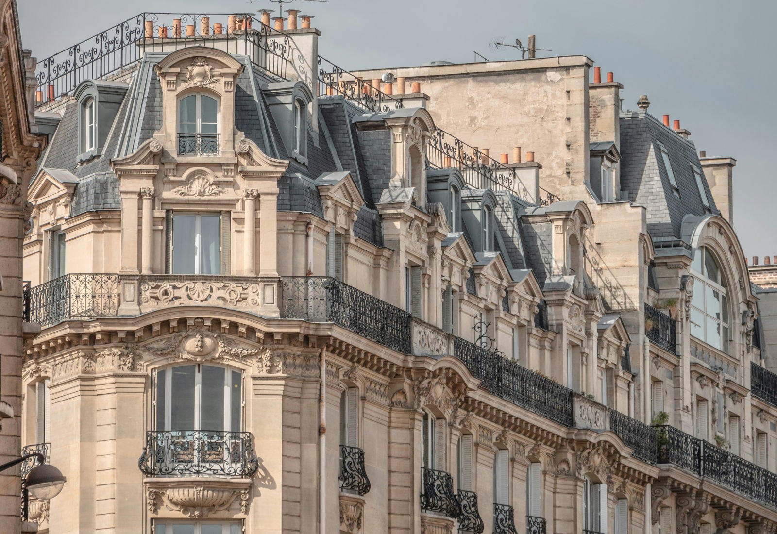 Façade haussmannienne parisienne en pierre de taille, balcons en fer forgé